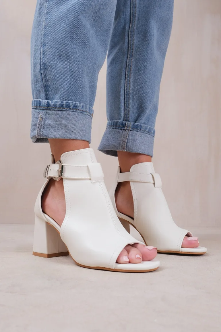 LISA BLOCK HEEL WITH SIDE BUCKLE AND OPEN TOE FRONT IN WHITE
