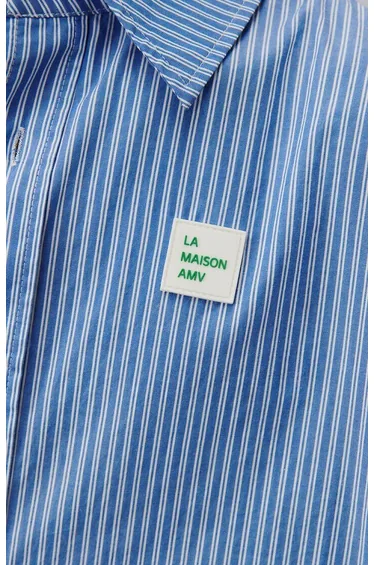 قميص أزرق بطبعة مخططة بأكمام طويلة