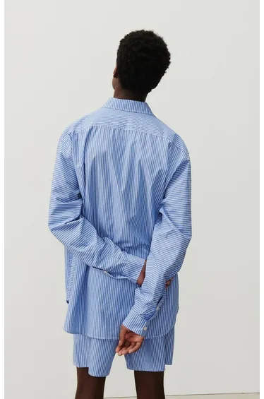 قميص أزرق بطبعة مخططة بأكمام طويلة