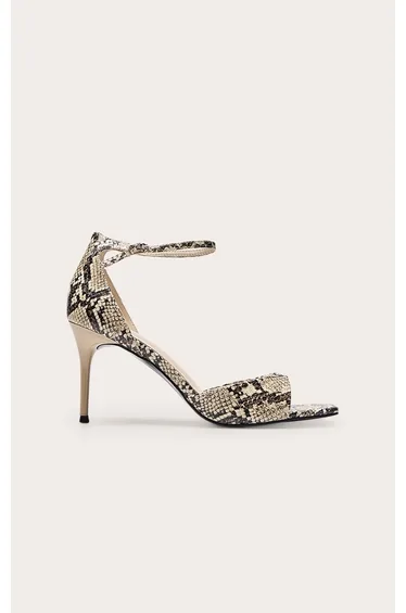 صندل بريتي ليتل ثينق باللون الكريمي