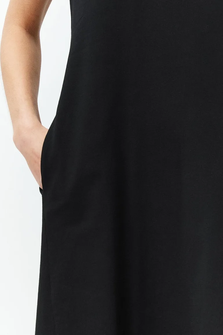 Black Pocketed Premium Crew Neck A-Line Knitted Midi Dress - 4
