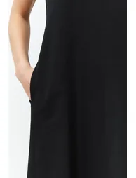 Black Pocketed Premium Crew Neck A-Line Knitted Midi Dress - 4