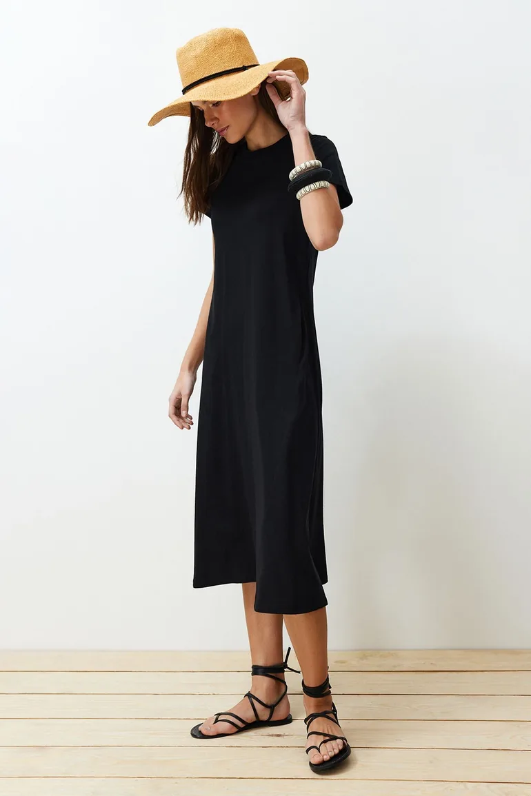 Black Pocketed Premium Crew Neck A-Line Knitted Midi Dress - 2