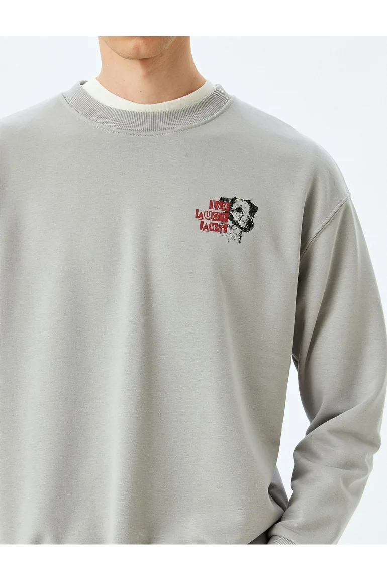 سويتشيرت قطن بتصميم واسع بياقة دائرية بأكمام طويلة بطبعة  - 4