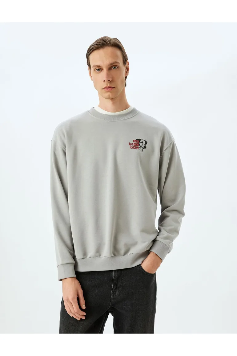 سويتشيرت قطن بتصميم واسع بياقة دائرية بأكمام طويلة بطبعة 