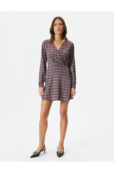 فستان قصير بياقة V بأكمام طويلة بأزرار مزدوجة 