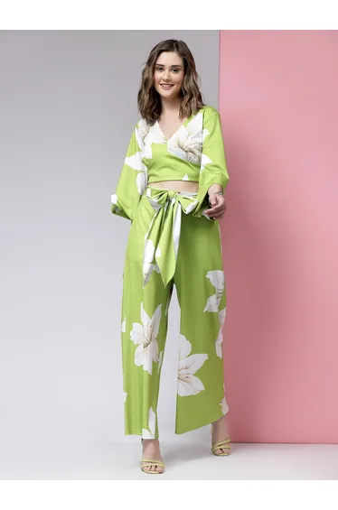 طقم باللون الأخضر بطبعة