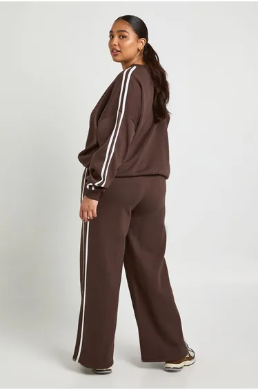 بنطلون رياضي بأرجل عريضة بخطوط جانبية لون بني - للمقاسات الكبيرة
