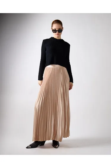 كنزة قصيرة بياقة دائرية - أسود