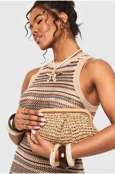 حقيبة كلتش بوهو باللون البيج