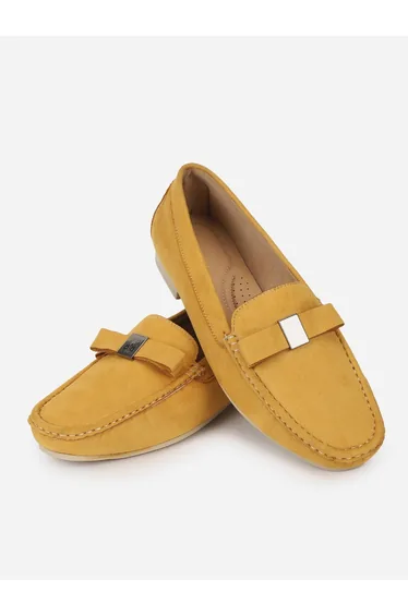 حذاء فلات باللون الأصفر