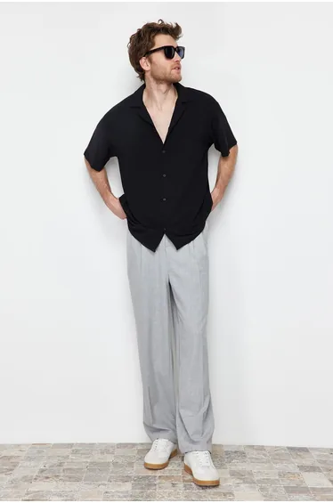 قميص رجالي بتصميم واسع بأكمام قصيرة بمظهر كتان