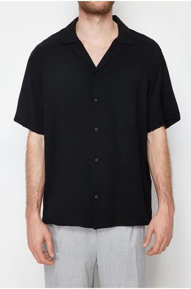 قميص رجالي بتصميم واسع بأكمام قصيرة بمظهر كتان