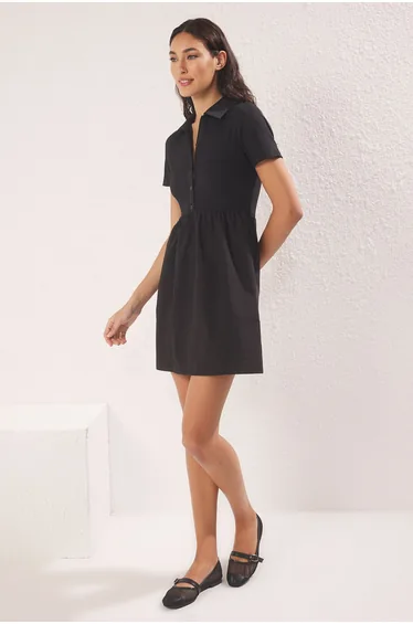 فستان محبوك قصير بأزرار لون أسود