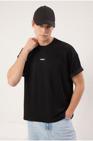Black Oversize/Wide Cut Metal Label Detail Soft Tissue Interlock Fabric T-Shirt