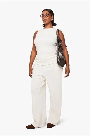 بنطلون مضلع لون بيج - للمقاسات الكبيرة