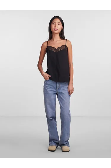 بلوزة بحمالات رفيعة بتفصيلة دانتيل