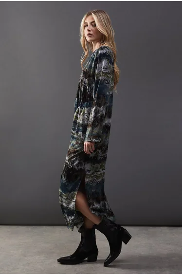 فستان ميداكسي ساتان بجنب مزموم بقصة مستقيمة بطبعة