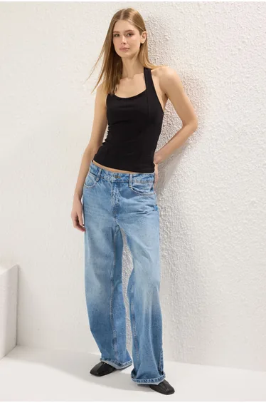 بلوزة محبوكة بياقة هالتر - أسود