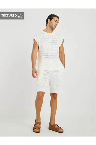 طقم باللون الأبيض