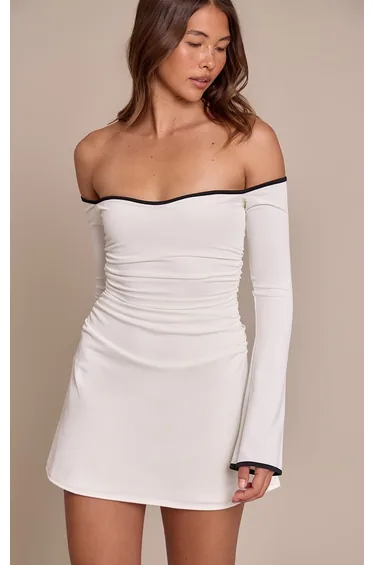 فستان بأكتاف مكشوفة - أبيض