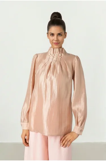 بلوزة بذرات لامعة