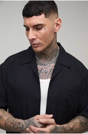 قميص أسود بأكمام متوسطة الطول -