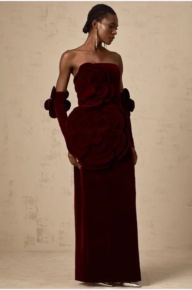 فستان مخمل أحمر ماكسي بقصة مستقيمة بلا أكتاف