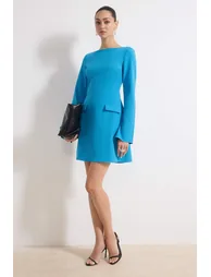 فستان أزرق قصير بقصة مستقيمة بأكمام طويلة