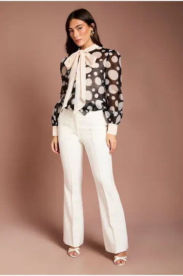 بلوزة بأكمام بلوسون بياقة بفيونكة بطبعة منقطة