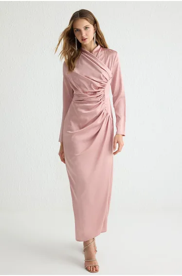 فستان سهرة ساتان بتفصيلة مزمومة