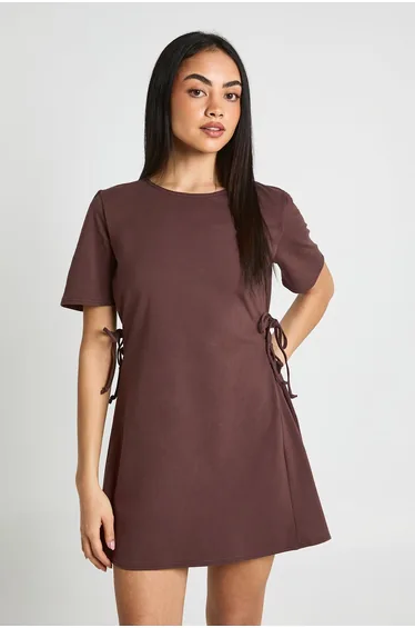 فستان بوهو تيشيرت بني قصير بقصة مستقيمة