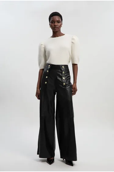 بنطلون جلد بأرجل عريضة بأزرار بنمط عسكري