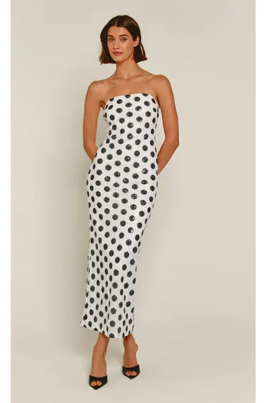 فستان ماكسي بأكتاف مكشوفة بطبعة منقطة مزين بالترتر - أبيض