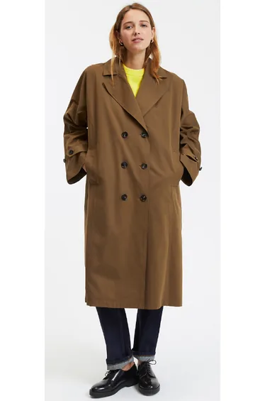 معطف واقي من المطر بني بأزرار