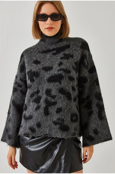 LUCCI Relaxed Fit Leopard Print Half Turtleneck Sweater