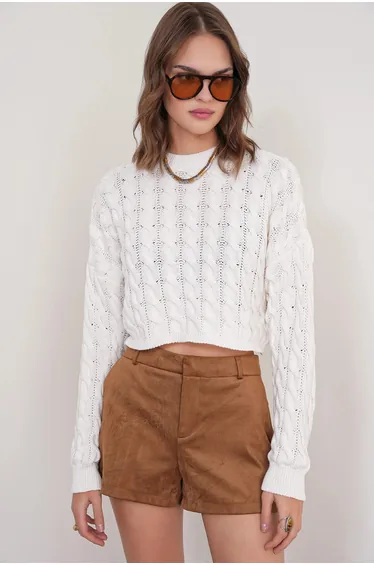 سويتر بياقة دائرية بحبكة كابل