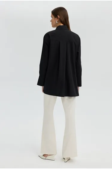 قميص توشيه باللون الأسود