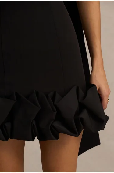 فستان قصير بياقة هالتر بحواف كشكش - أسود