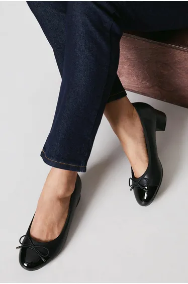 حذاء بالية بكعب عريض