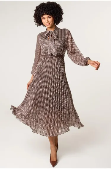 فستان بلو فانيلا شيفون بني  بأكمام طويلة