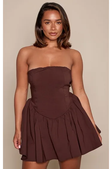 فستان بريتي ليتل ثينق بني قصير على شكل حرف A بلا أكتاف