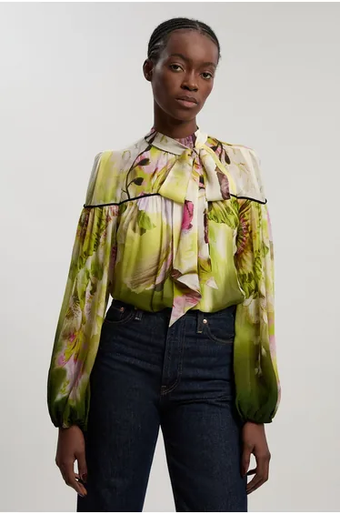 بلوزة بربطة ياقة بطبعة أزهار