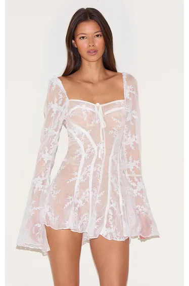 أفرول قصير بتداخل دانتيل بأكمام بحافة واسعة لون أبيض 