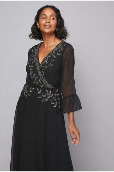 فستان ميدي بتصميم لف بأكمام بحافة واسعة مزين بأحجار