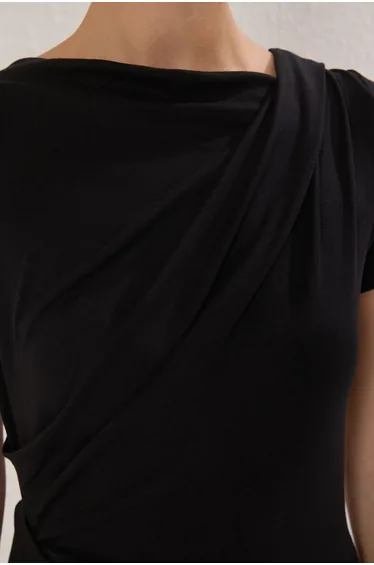 توب ترينديول قطن أسود بأكمام قصيرة