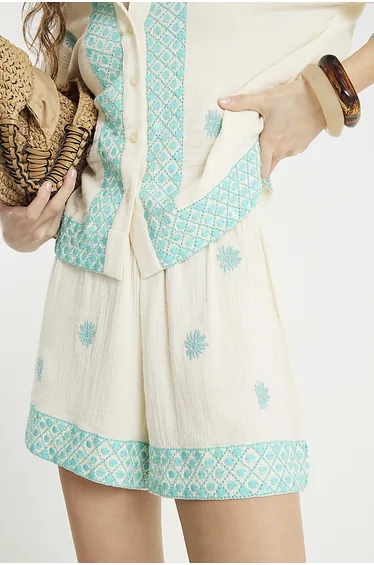 شورت ريفر ايلاند بلون كريمي بقصة مستقيمة