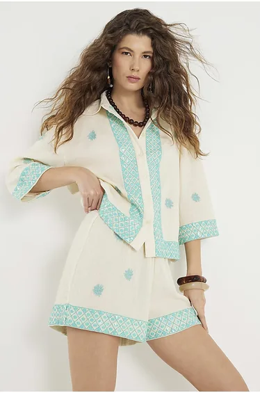 شورت ريفر ايلاند بلون كريمي بقصة مستقيمة