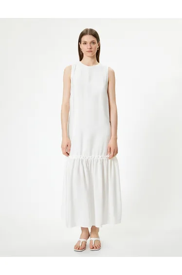 فستان طويل مبطن بياقة دائرية بحواف كشكش بلا أكمام لون أبيض