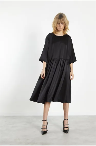 فستان ساتين بحواف سكالوب - أسود